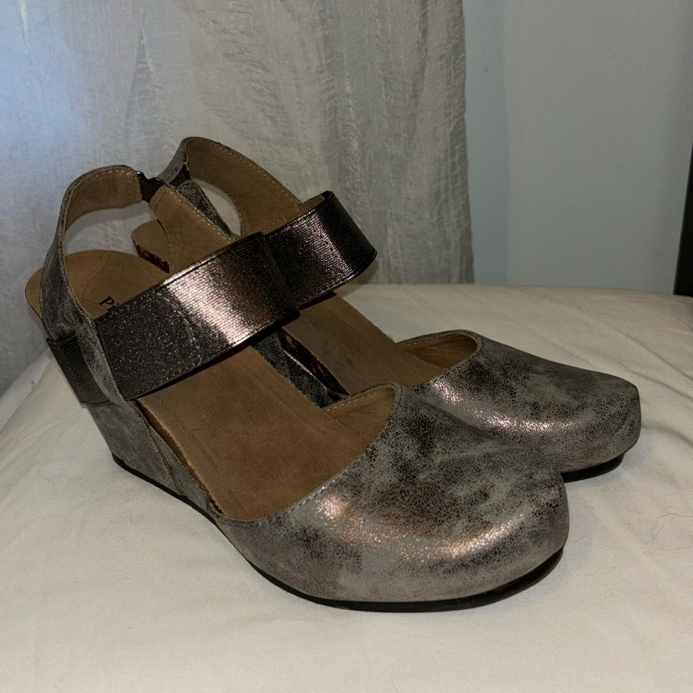 Dash 1 Wedge by Pierre Dumas Size 10 Silver Metallic Mart Jane Style Beautiful!